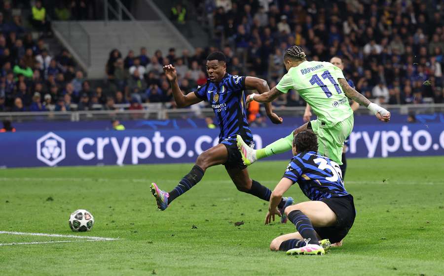 Raphinha of Barcelona scores his team's third goal Raphinha of Barcelona scores his team's third goal