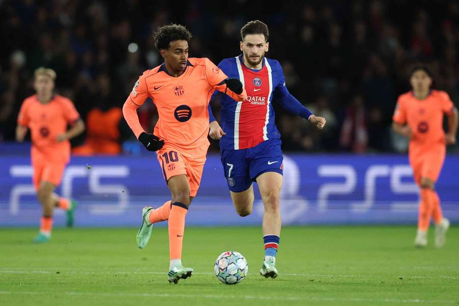 Kvaratskhelia persigue a Lamine Yamal durante el PSG-Barça
