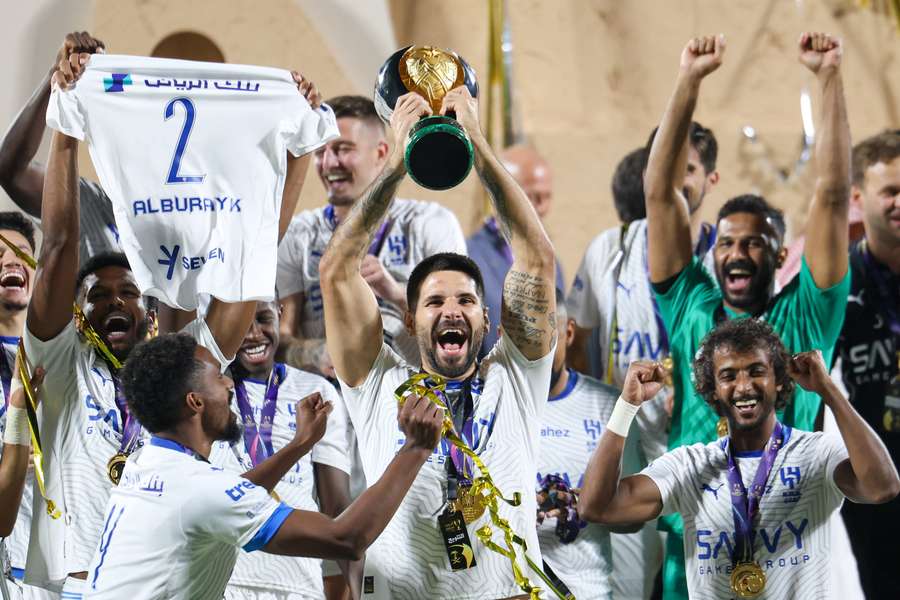 Aleksandar Mitrovic levanta la copa tras la victoria sobre el Al Nassr