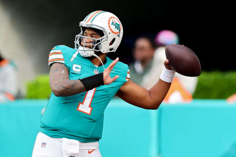 Dolphins QB Tua Tagovailoa in actie tijdens de wedstrijd tegen de Cowboys