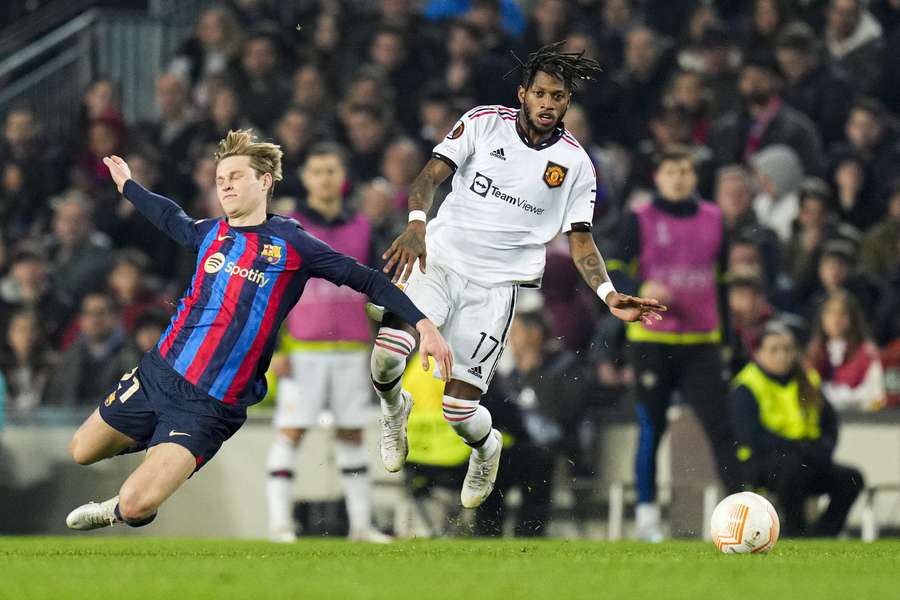 Frenkie De Jong van FC Barcelona in duel met Fred van Manchester United