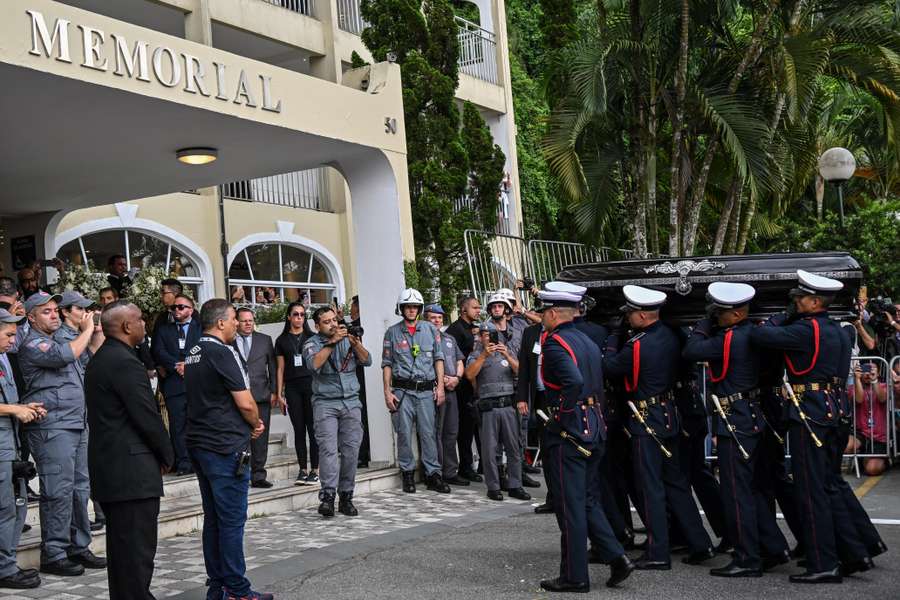 O sepultamento foi realizado a portas fechadas com a presença de familiares