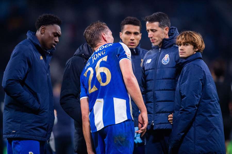 Luuk de Jong sofreu contusão no joelho esquerdo no jogo com o Estoril