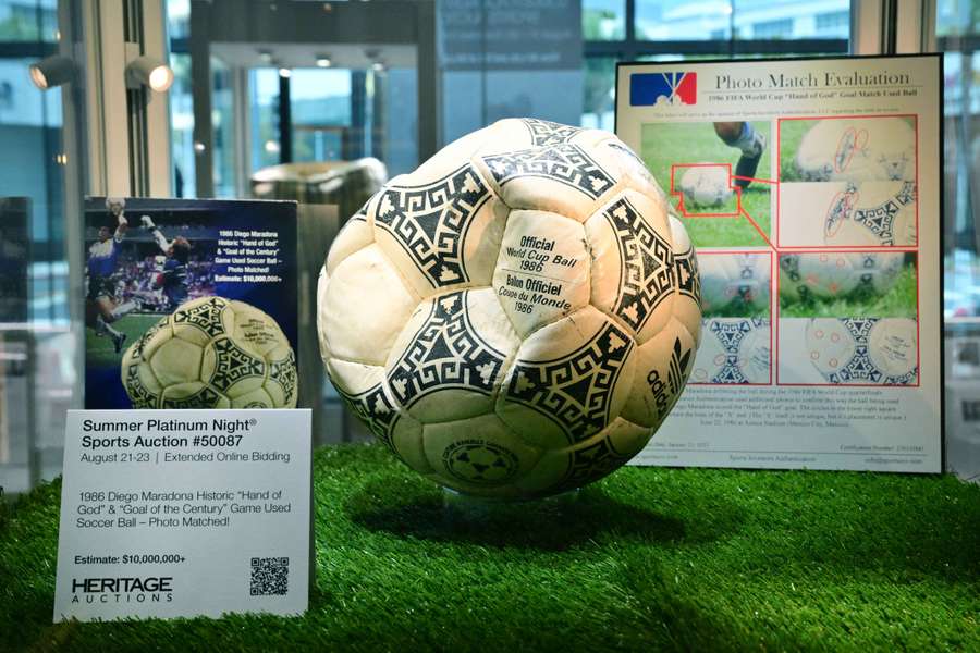 Exponát s kusom futbalovej histrórie.