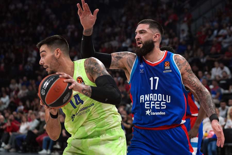 Vincent Poirier, ante Willy Hernangómez en el Anadolu Efes-Barcelona del martes.