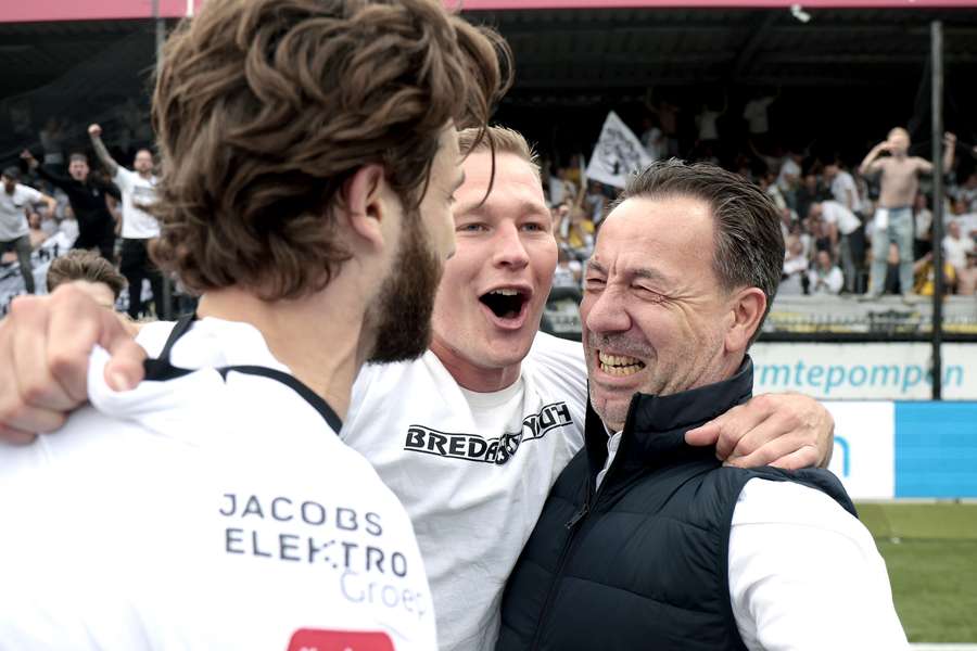 Jean-Paul van Gastel viert de promotie met Sigurd Haugen en Boy Kemper