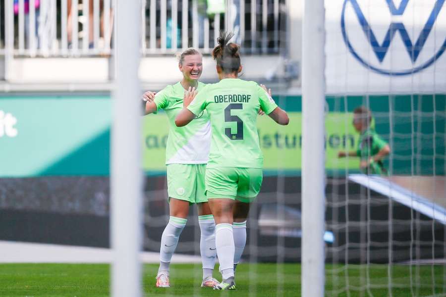 Alexandra Popp (l.) und Lena Oberdorf haben über viele Jahre gemeinsam in Wolfsburg gespielt.