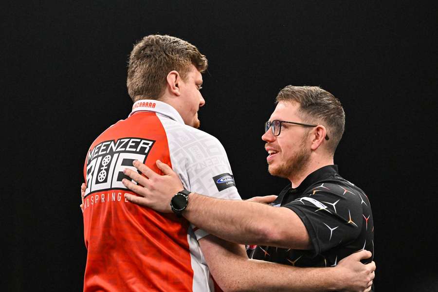 Lukas Wenig mit Niko Springer nach ihrem Achtelfinale beim Grand Slam of Darts. Lukas Wenig mit Niko Springer nach ihrem Achtelfinale beim Grand Slam of Darts.