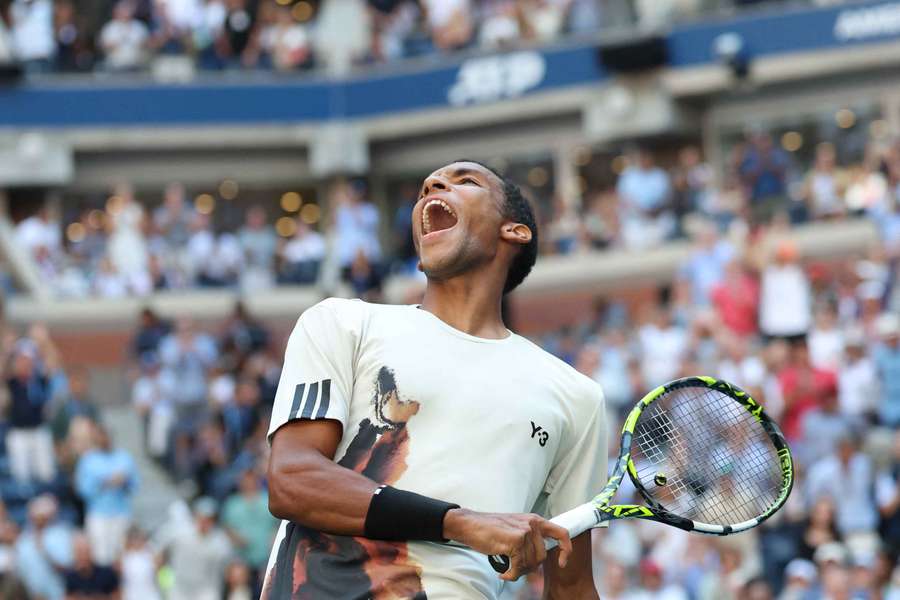 Aliassime segue em frente na prova