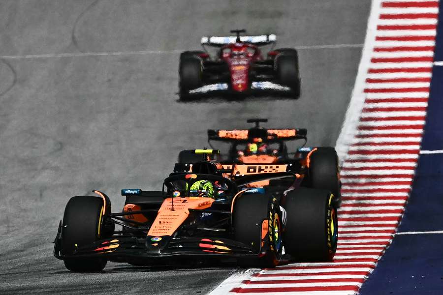Dublă McLaren în fieful Red Bull