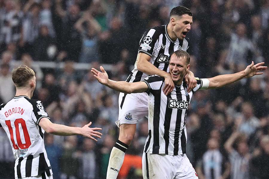 Burn celebra el gol del club de su infancia en la Liga de Campeones