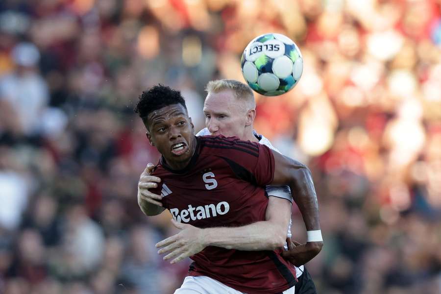 John Mercado v souboji s plzeňským Václavem Jemelkou.