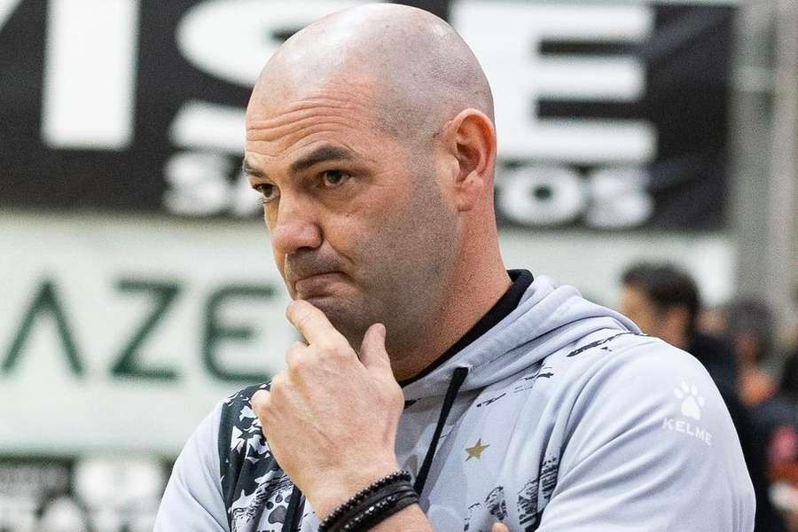 Reinaldo Ventura no banco da Sanjoanense