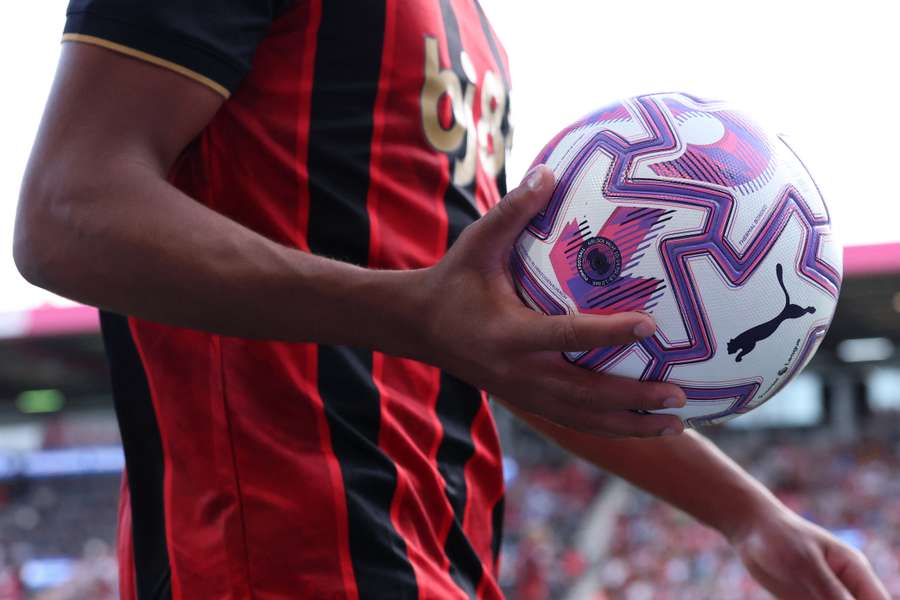 Le maillot de Bournemouth et la balle de Premier League de cette saison 2025/26.