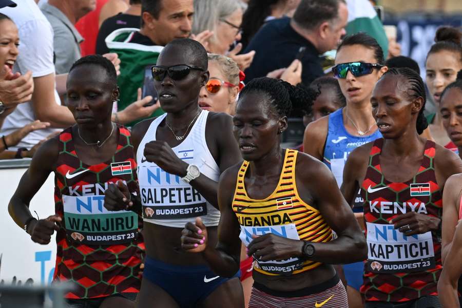 Rebecca Cheptegei durante a maratona nos Jogos de Paris.