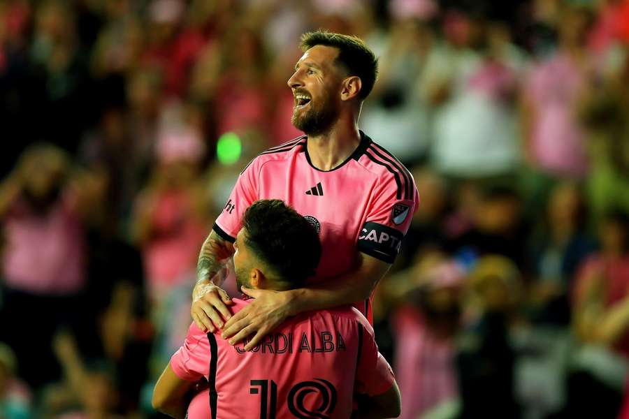 Leo Messi se abraza con Jordi Alba.