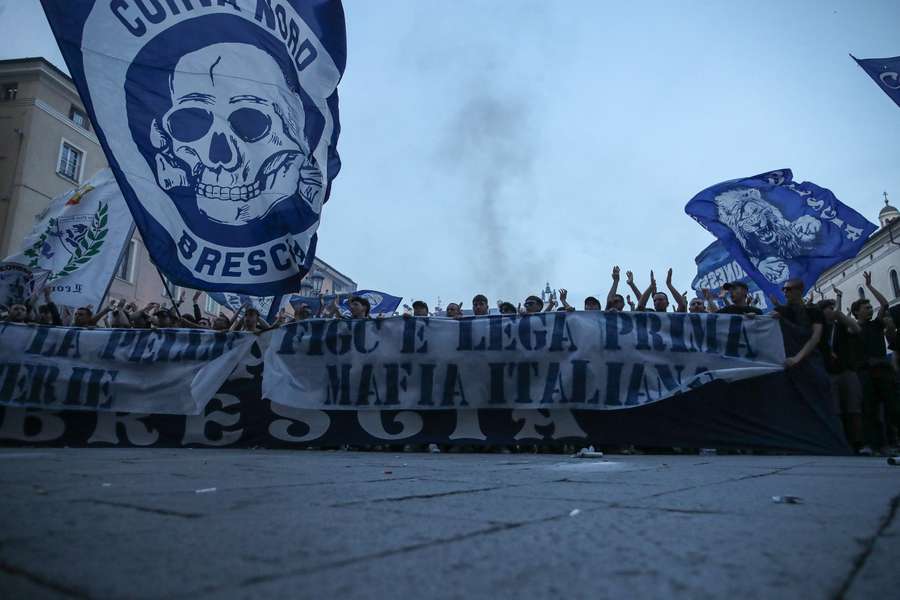 La protesta dei tifosi del Brescia contro Cellino dello scorso mese di maggio