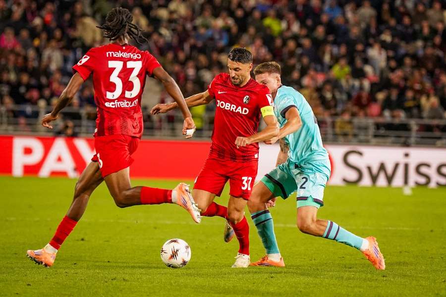 Der SC Freiburg rettet ein Unentschieden gegen Bologna.