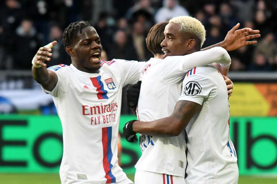 Lyon aproxima-se da Europa ao vencer Angers (3-1)