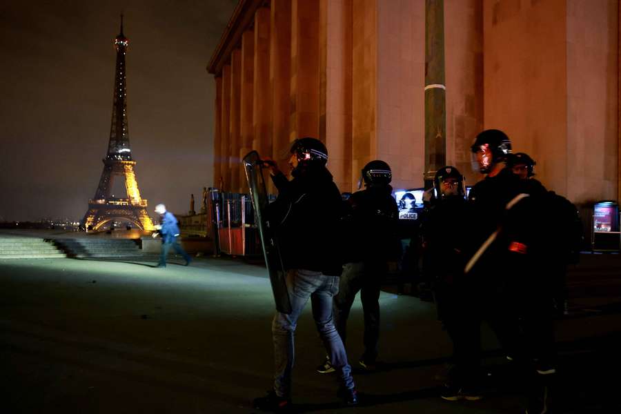 Notte di caos a Parigi