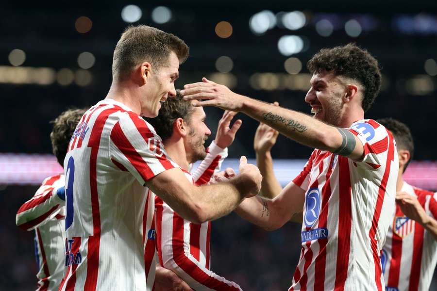 Sorloth y Ruggeri celebran el cuarto gol del noruego en el Atleti-Espanyol Sorloth y Ruggeri celebran el cuarto gol del noruego en el Atleti-Espanyol