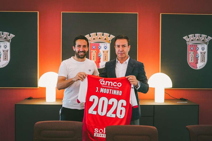 João Moutinho z António Salvadorem podczas podpisywania kontraktu