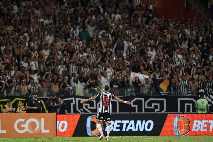 Com 19 golos, Paulinho é o melhor marcador do Brasileirão