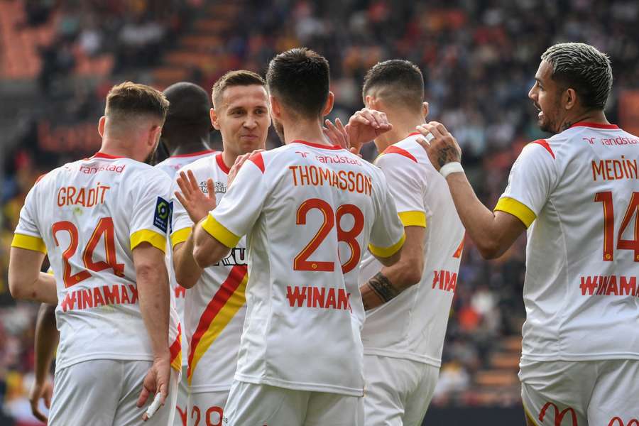 Lens moved to within three points of PSG