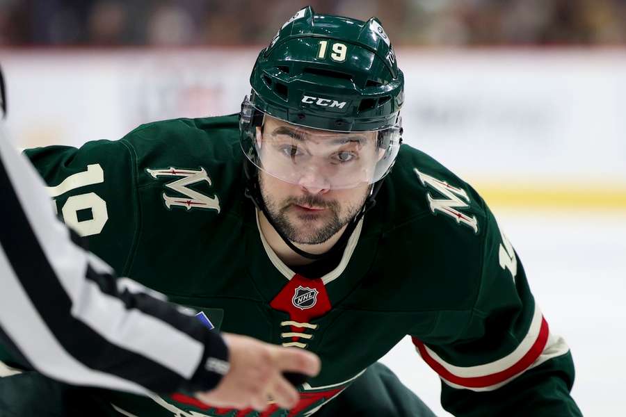 Shore odehrál poslední sezonu v NHL za Minnesotu.