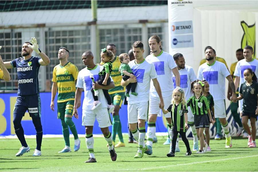 Jogadores de América-MG e Cuiabá entram no gramado do Independência