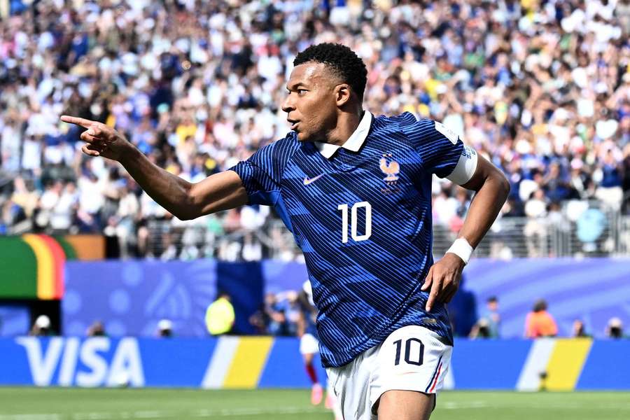 Mbappé marcou dois na vitória francesa Mbappé marcou dois na vitória francesa