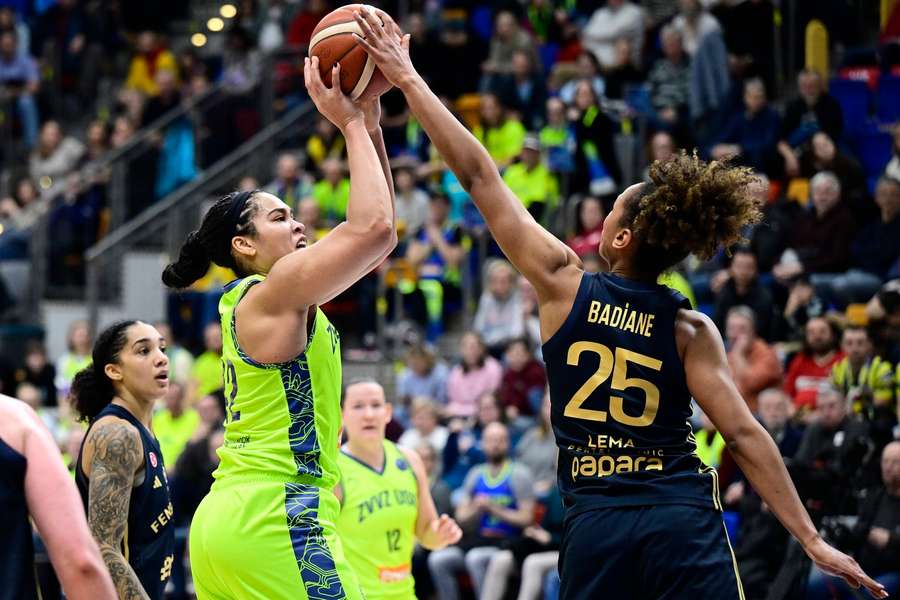Brionna Jonesová z USK Praha se v zápase s Fenerbahce pokouší zakončit přes Marième Badianovou. Brionna Jonesová z USK Praha se v zápase s Fenerbahce pokouší zakončit přes Marième Badianovou.