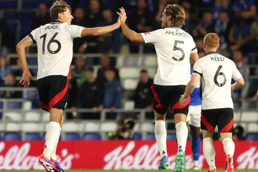 Sander Berge e Andersen festejam pelo Fulham