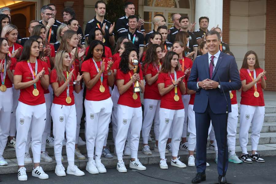 De Spaanse voetbalsters worden in Palacio de la Moncloa gehuldigd door premier Sanchez