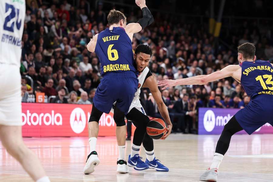 Veselý brání Doziera.