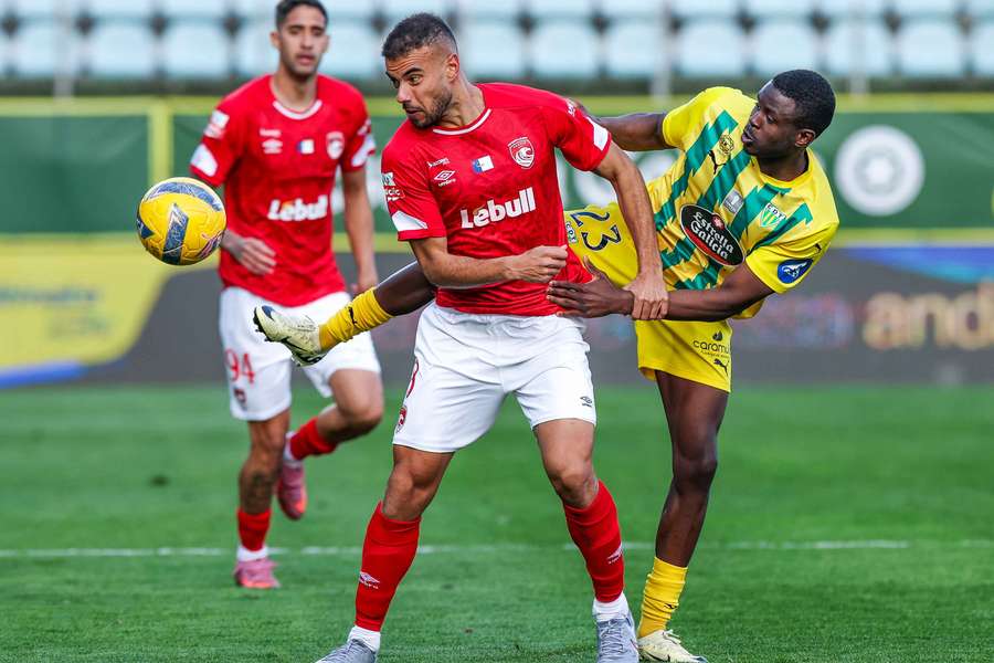 Kimpioka disputa a bola com Pedro Ferreira