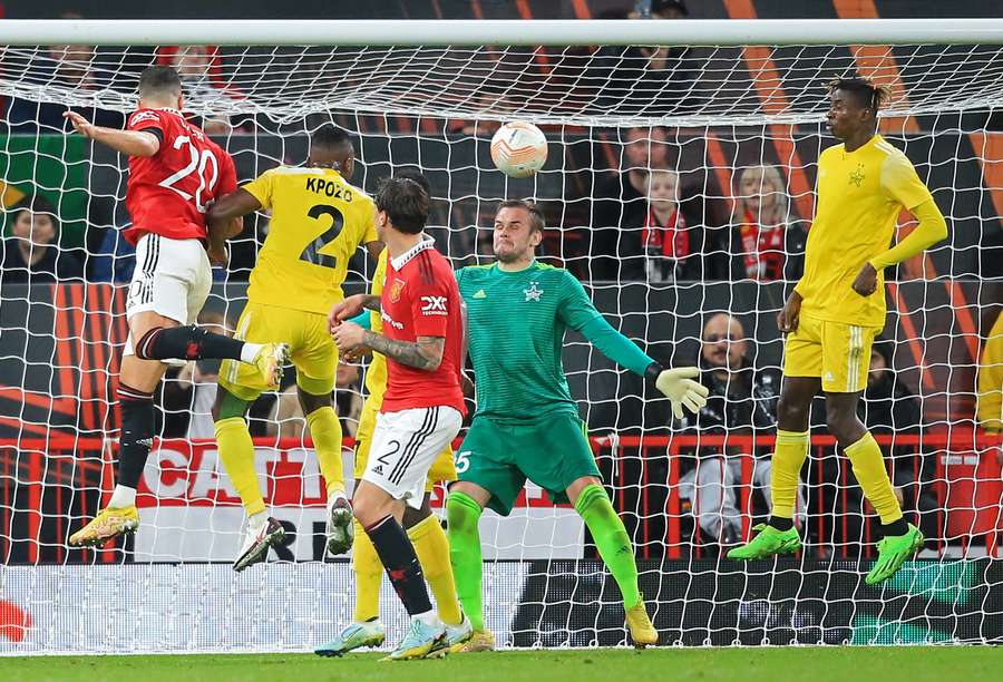 Diogo Dalot fez, de cabeça, o 1-0 e estreou-se a marcar pelo Manchester United