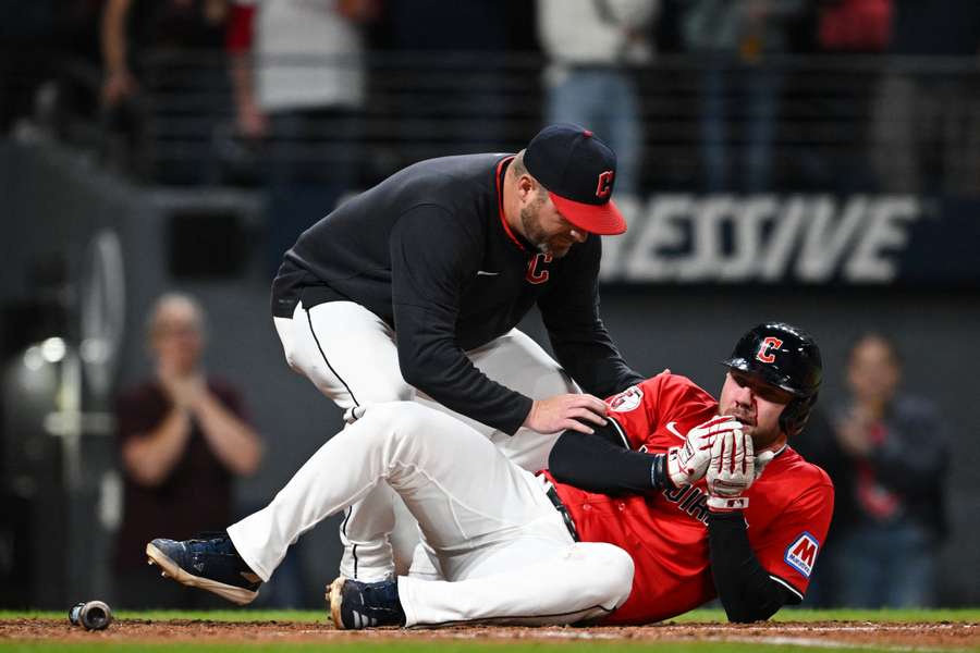 El bateador de los Cleveland Guardians sufre varias fracturas faciales tras un lanzamiento