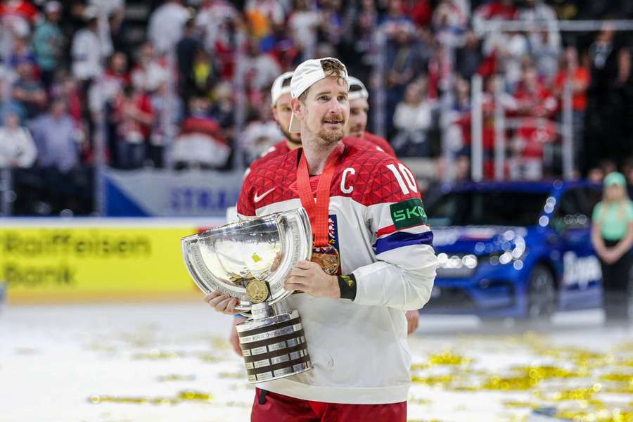 Roman Červenka s trofejí pro mistry světa.