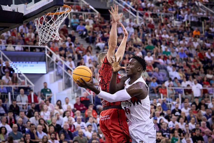 El Granada se empleó en defensa ante el Baskonia