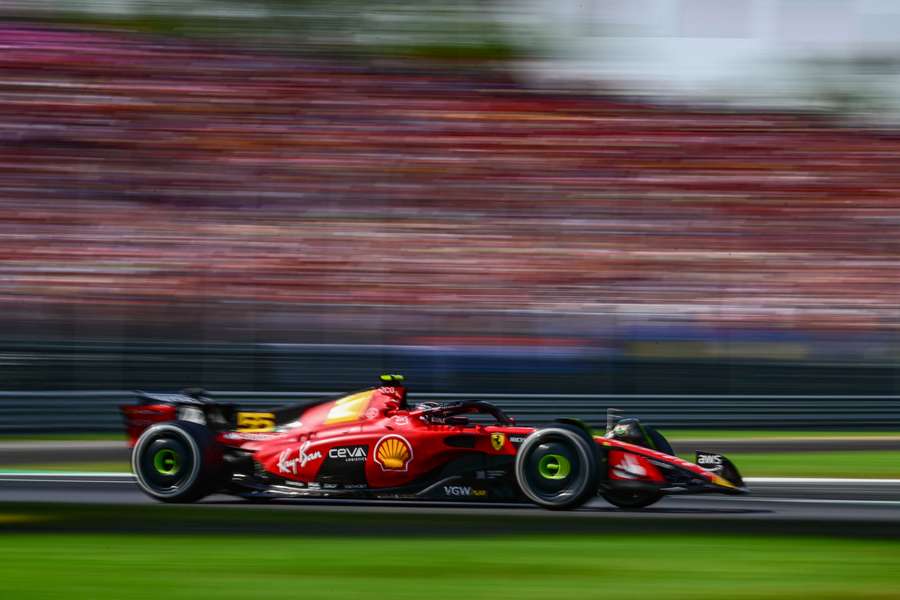Carlos Sainz, de Ferrari, dio a los aficionados tifosi del equipo algo que celebrar al subir al podio en Monza
