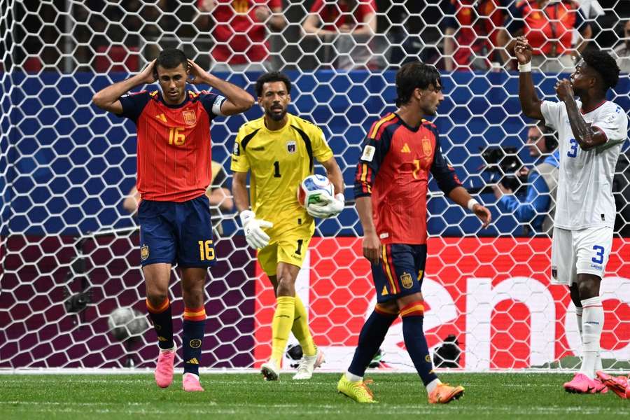 Rodri se lamenta de una ocasión fallida; en segundo plano Vozinha atrapa el balón Rodri se lamenta de una ocasión fallida; en segundo plano Vozinha atrapa el balón