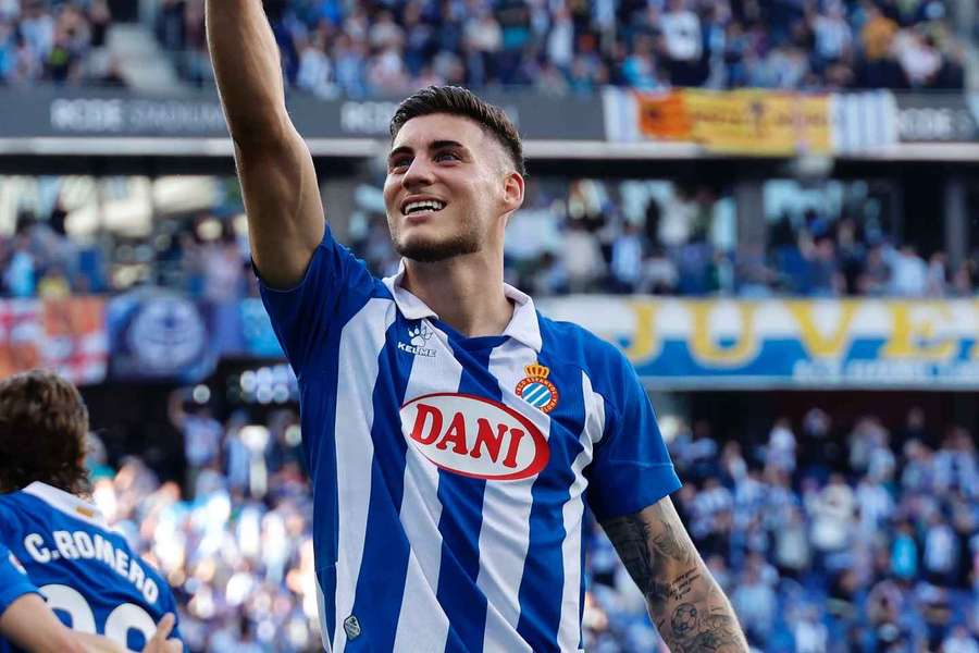Roberto Fernández celebrando un gol con el Espanyol