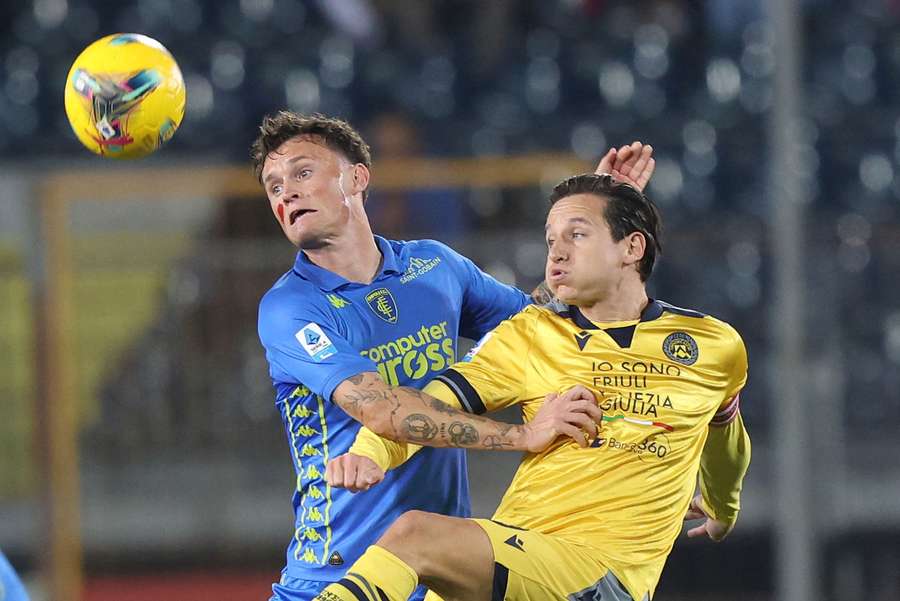 Prawy pojedynek pomiędzy Liamem Hendersonem z Empoli i Florianem Thauvinem z Udinese.
