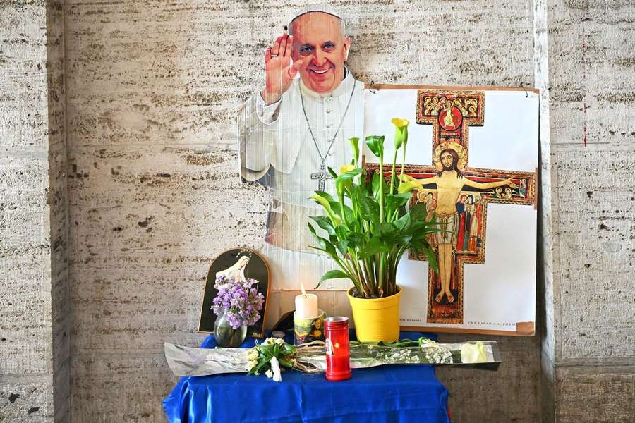 Una de las muchísimas muestras de cariño hacia el fallecido papa Francisco.