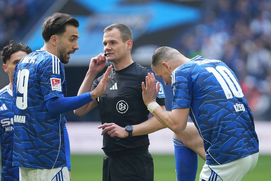 Edin Dzeko sah die Rote Karte.