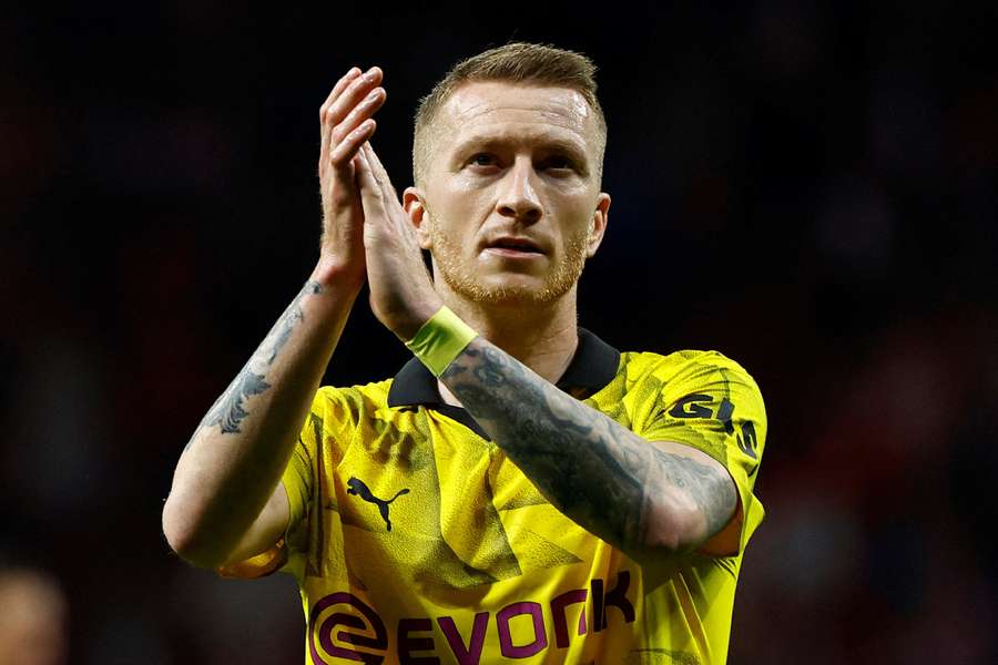 Marco Reus klapt naar de fans 