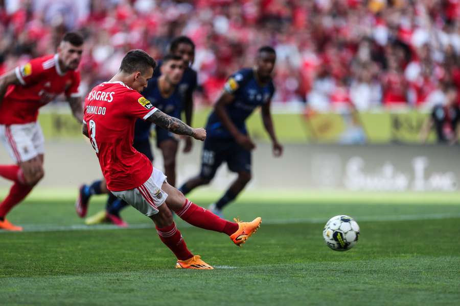 Grimaldo marcó en su último partido con el Benfica