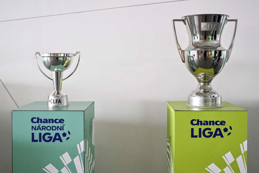 Trofeje pro vítěze Chance Národní Ligy a Chance Ligy.