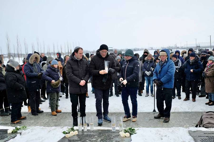 Richard Dacoury em frente ao memorial de Auschwitz-Birkenau, no domingo.